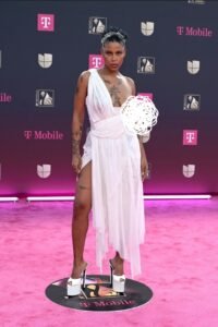 Tokischa impacta en Premio Lo Nuestro 2026 con atrevido look vintage y mensaje de aceptación corporal