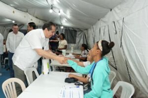 Víctor Atallah destaca en Bani, el gobierno está llevando consultas y medicamentos a las comunidades