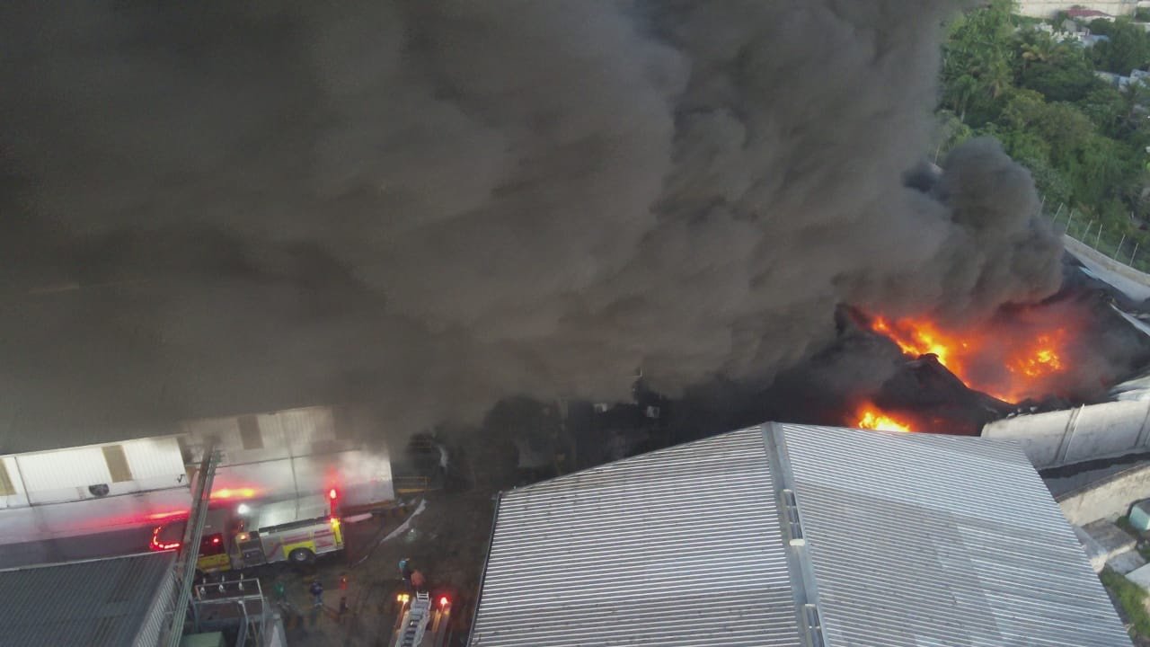 Detalles del incendio en la fábrica de plásticos en Haina, San Cristóbal