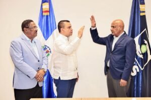 Titular del SNS juramenta a epidemiólogo Rafael de Luna como Coordinador Nacional de Hospitales