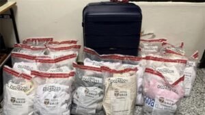 Atrapan dominico-italiana con 110 prendas de vestir impregnadas de presunta cocaína