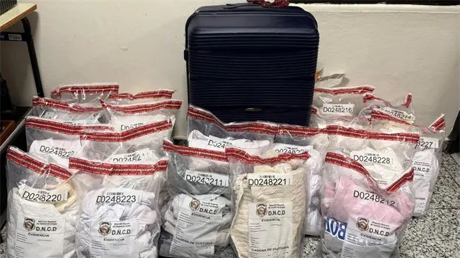 Atrapan dominico-italiana con 110 prendas de vestir impregnadas de presunta cocaína
