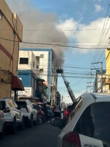 Incendio afecta tienda Garrido en la avenida Duarte; un bombero resulta herido