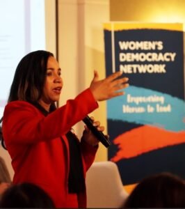 Diputada dominicana expone en Ecuador.