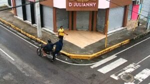 Se entrega uno de los implicados en atraco captado en video en Santiago