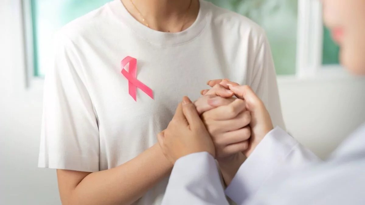 Estudio explica por qué aumenta el riesgo de cáncer de mama después de la menopausia