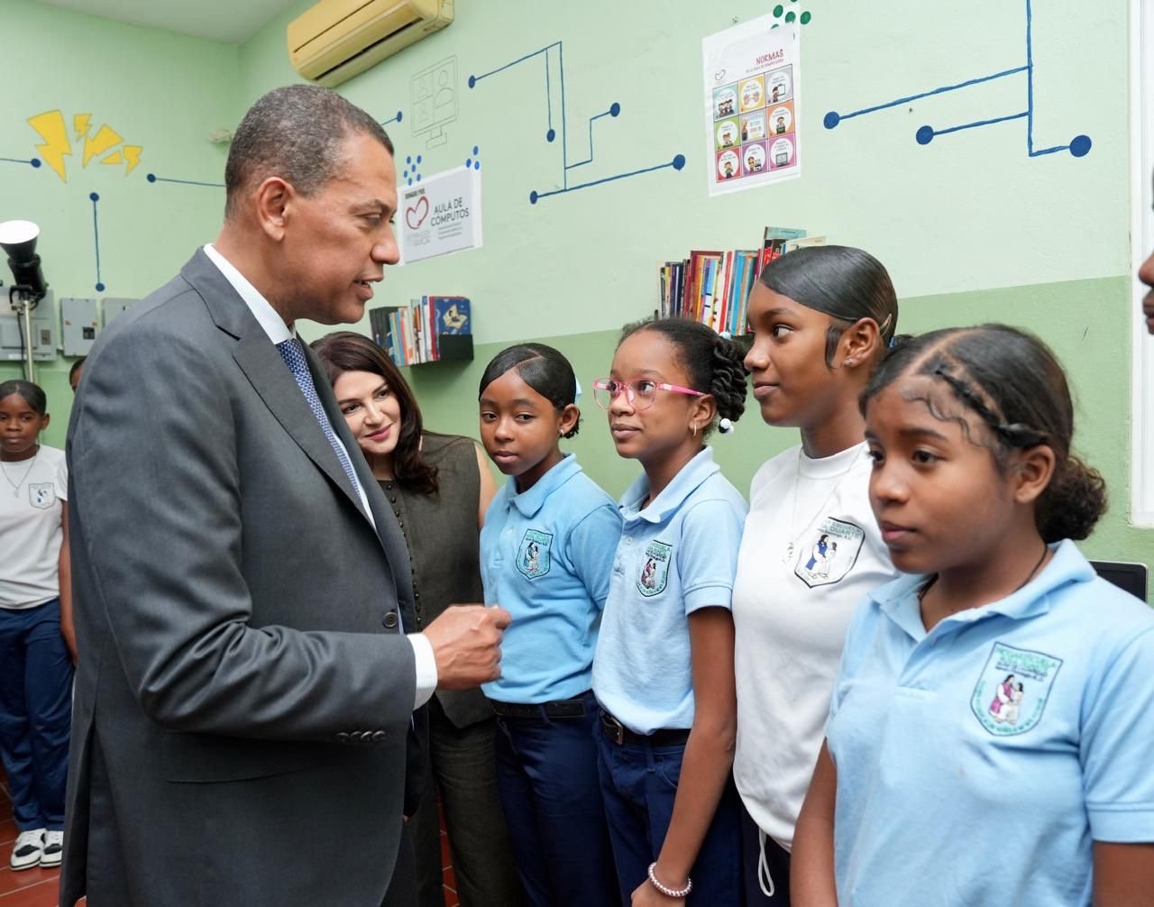 Indotel conecta a centro educativo Hogar Escuela Rosa Duarte con internet gratuito a través de Dominicana Conectada