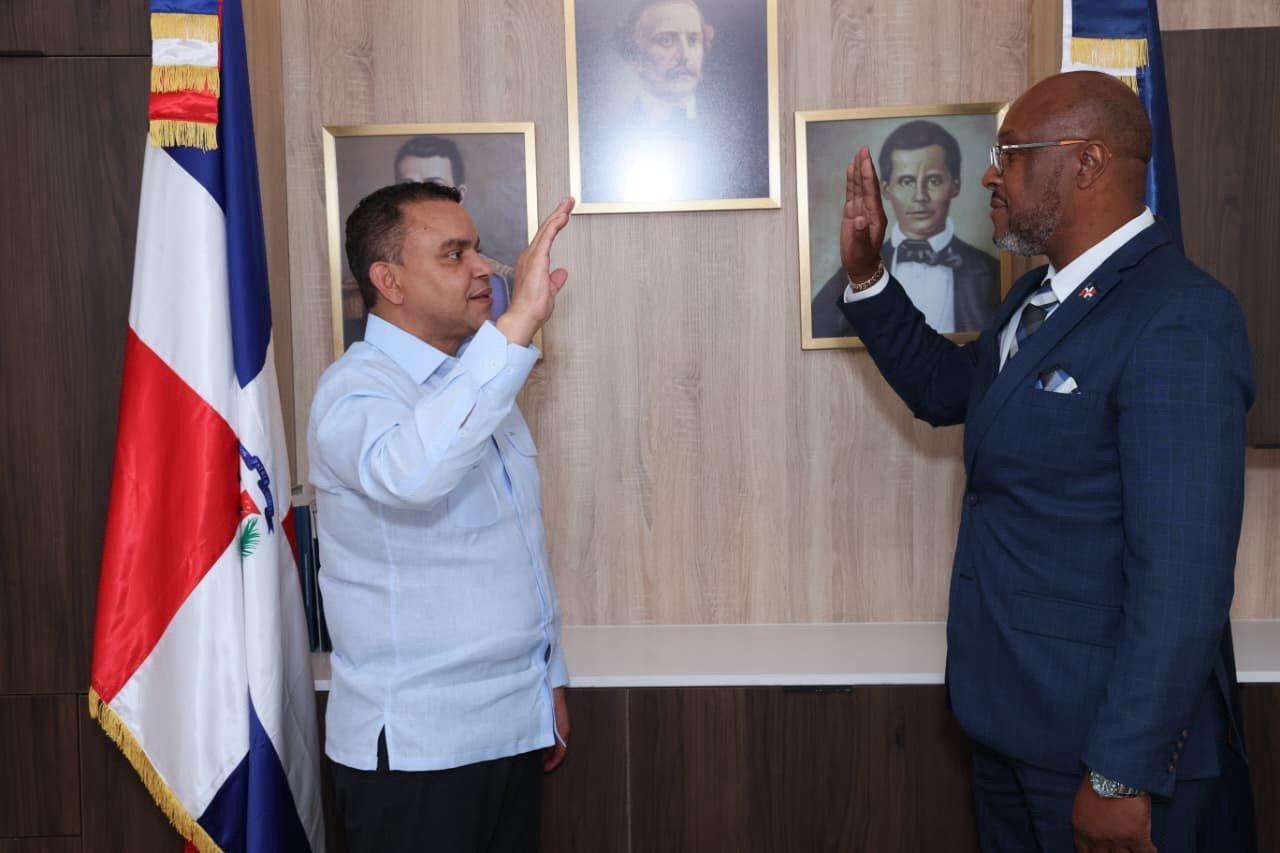 Doctor Julio Landrón juramenta director y subdirectora del Hospital Antonio Musa