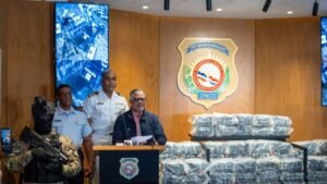 Decomisan 375 paquetes de droga en operativo marítimo y detienen a dos hombres