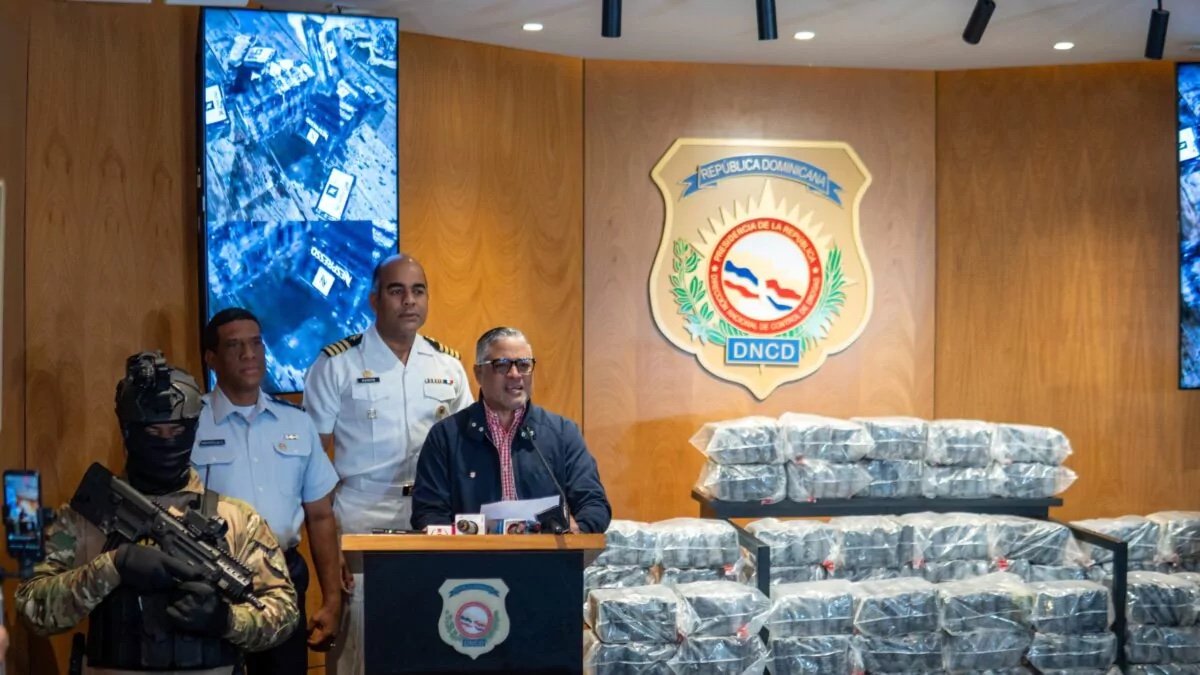 Decomisan 375 paquetes de droga en operativo marítimo y detienen a dos hombres