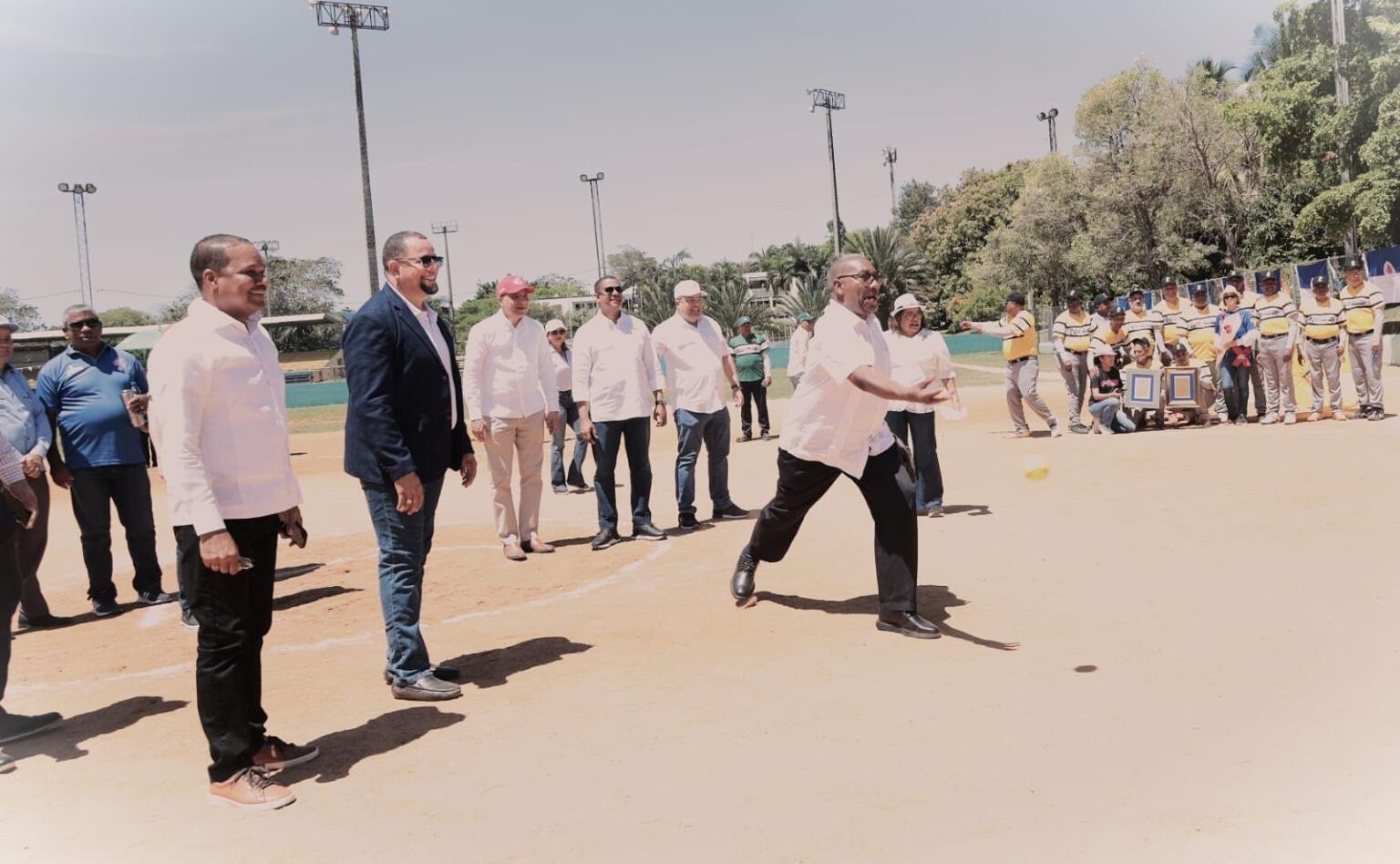 Liga de profesores de la UASD inaugura torneo de softbol y reconoce al rector
