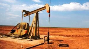 Petróleo se dispara más de 5 % por tensiones en el estrecho de Ormuz