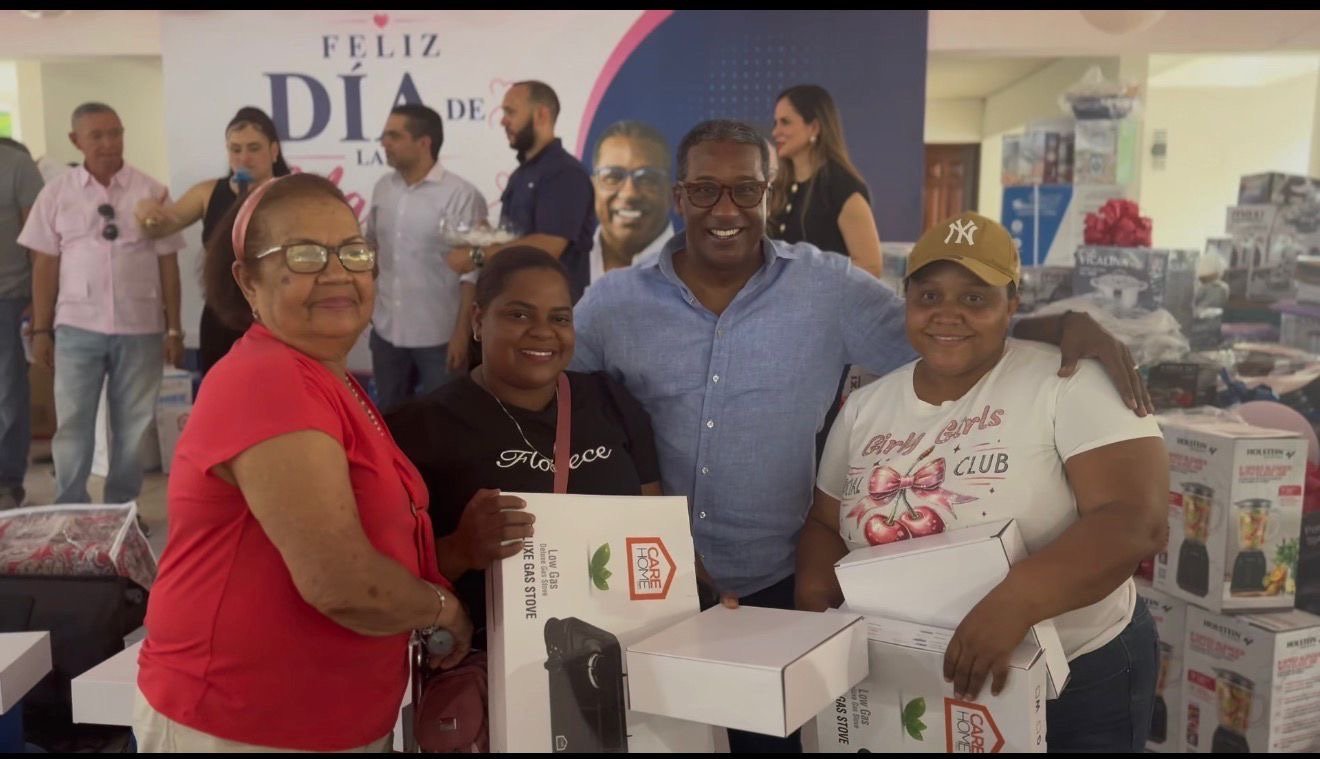 Agustín Burgos celebra Día de las Madres junto a más de 1,000 mujeres que respaldan su labor social en La Vega