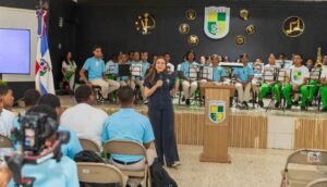 Carolina habla del cuidado del medioambiente y manejo de residuos con estudiantes en Gualey
