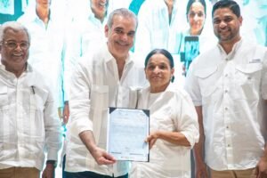 Presidente Luis Abinader entrega en Haina 1,279 títulos de propiedad y beneficia 6,385 personas