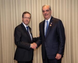 Las fotos de Abinader saludándose con el presidente de Israel y reunido con Christopher Landau en Costa Rica