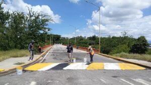 Alcaldía de San Juan coloca nuevos reductores de velocidad en avenida Circunvalación