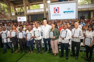 Abinader entrega 1,099 títulos de propiedad a familias de Santo Domingo