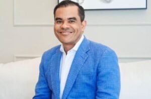 Elías Báez respalda participación de influencers y artistas en la política