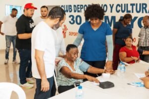Operativo médico y social beneficia a cientos de residentes del sector 30 de Mayo