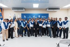 Carolina Mejía entrega certificados a 56 jóvenes graduados en Centro Futuro
