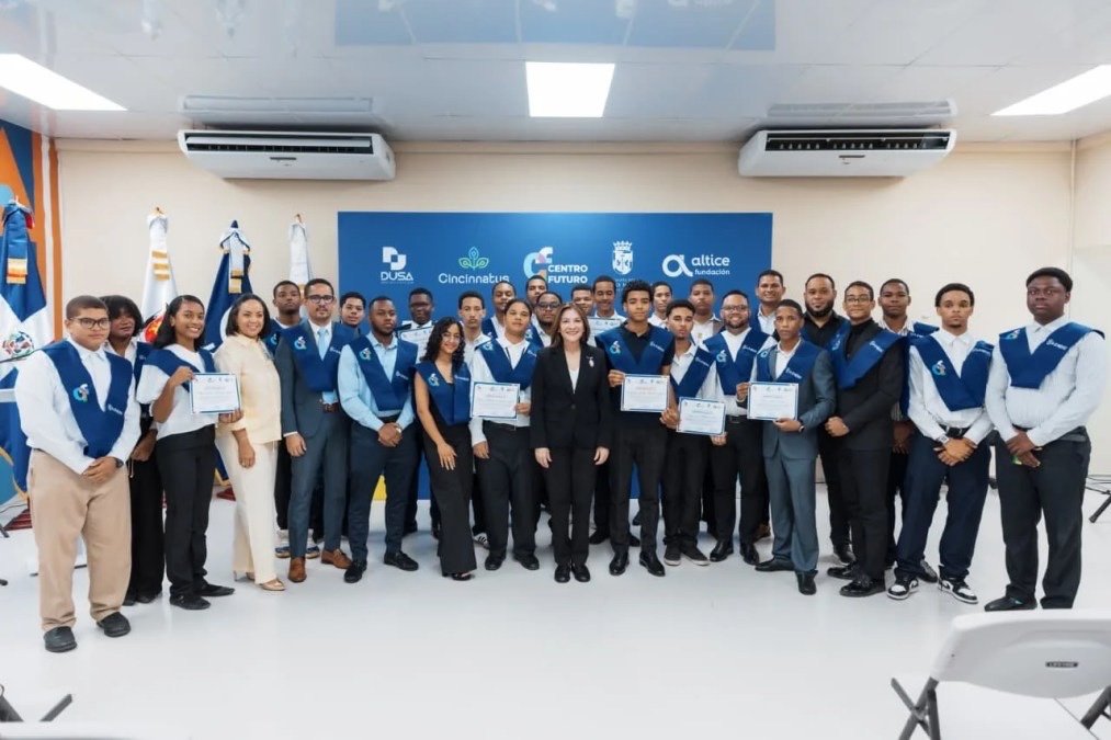 Carolina Mejía entrega certificados a 56 jóvenes graduados en Centro Futuro