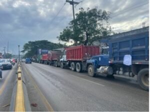 Camioneros denuncian restricciones y cobros irregulares que afectan sus operaciones