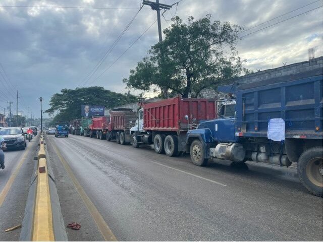Camioneros denuncian restricciones y cobros irregulares que afectan sus operaciones
