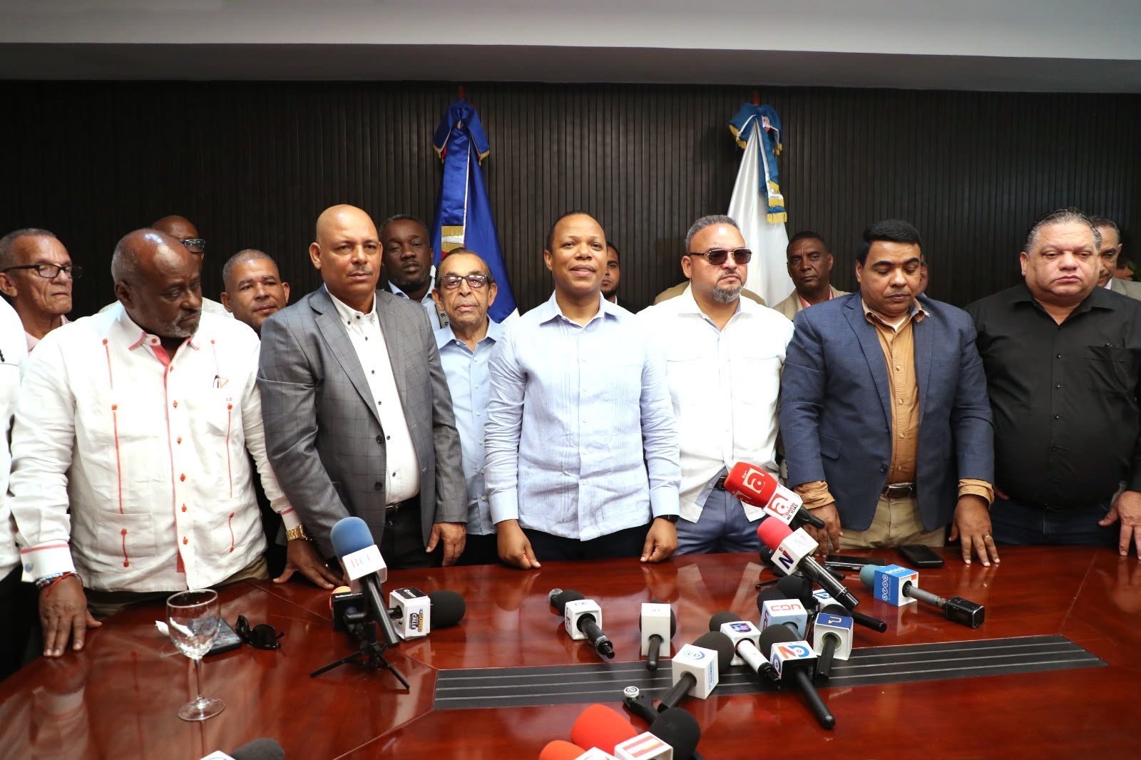 Transportistas ratifican que no aumentarán el pasaje y respaldan al INTRANT