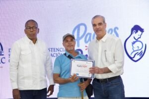 Presidente Abinader reconoce a más de mil padres dominicanos en jornada “Padres que Protegen” de DASAC