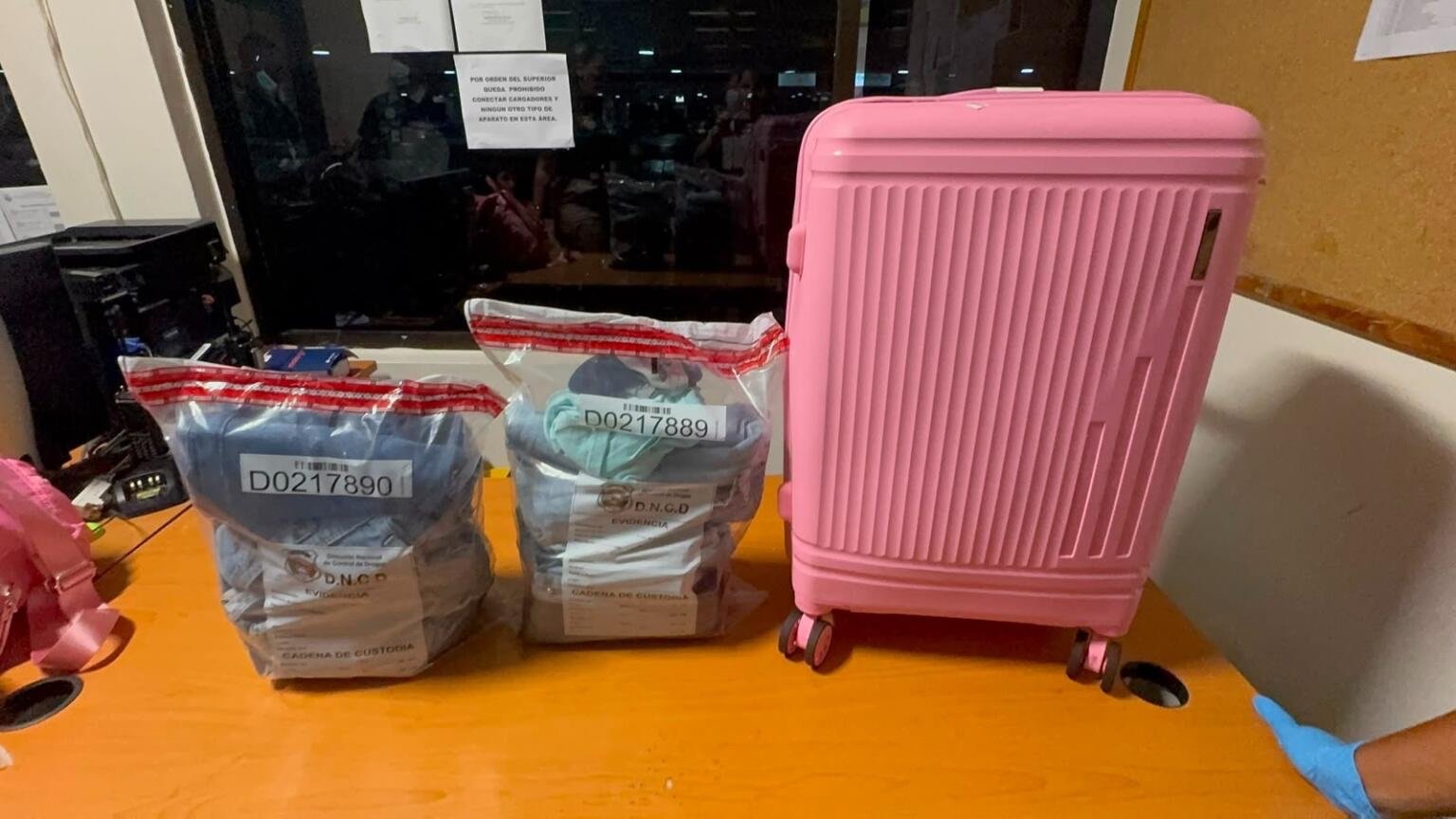 Detienen a dos colombianas con ropa impregnada de presunta cocaína en el AILA