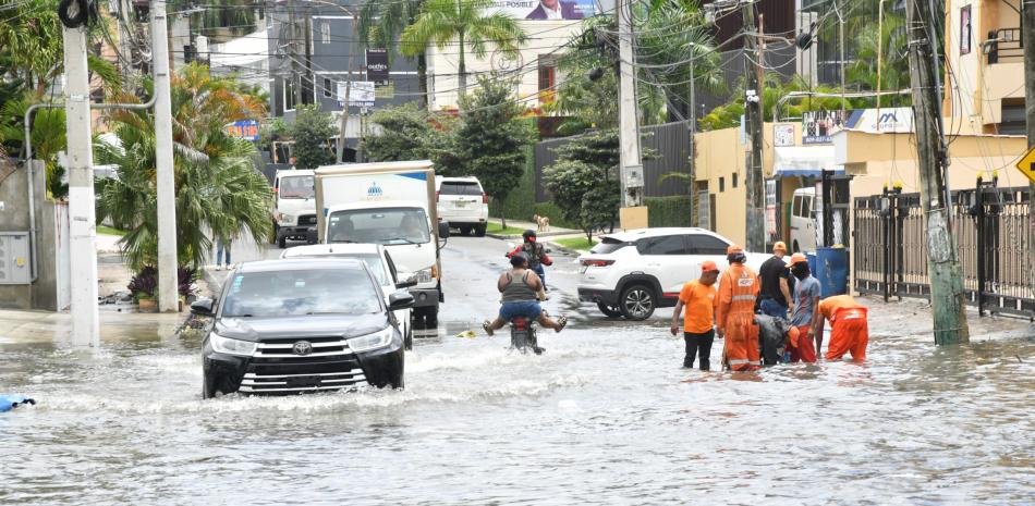 Vaguada y onda tropical provocarán aguaceros; 11 provincias permanecen bajo alerta