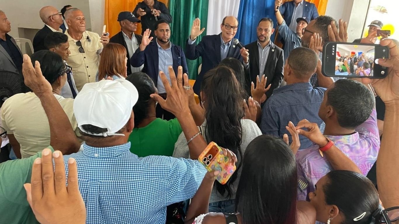 Ramfis Domínguez Trujillo juramenta nuevos dirigentes del PED en Nagua