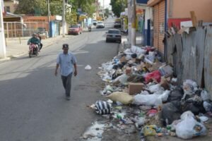 Moradores de Santo Domingo Oeste protestan para exigir agua, arreglo de calles y recogida de basura