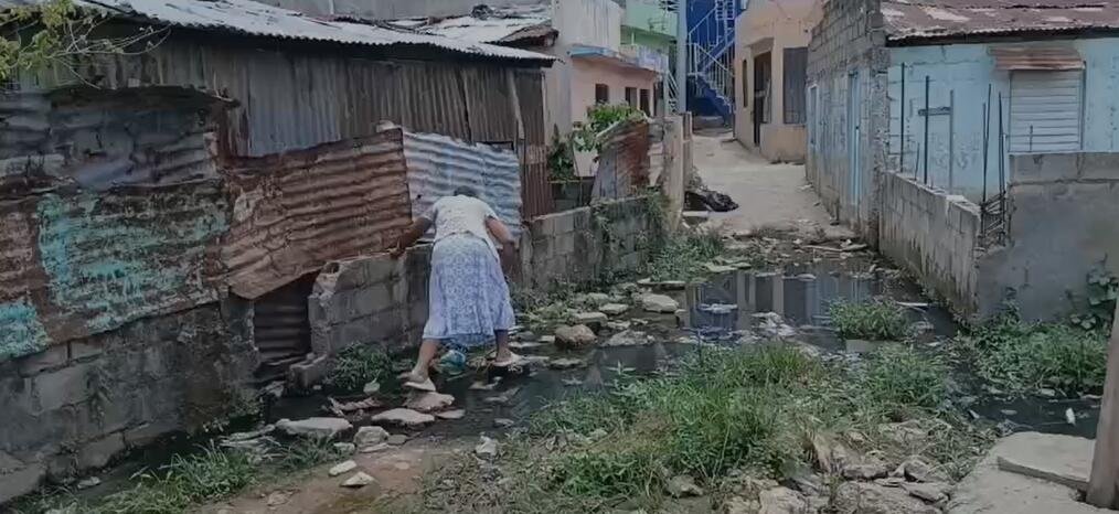 Residentes de Los Alcarrizos alertan por riesgo sanitario debido a aguas negras