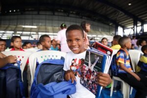 Coco Bahía y Fundación Bahía Solidaria entregan útiles escolares a 600 niños en Samaná