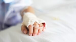 Niño de dos años lucha por su vida tras recibir un disparo en la cabeza