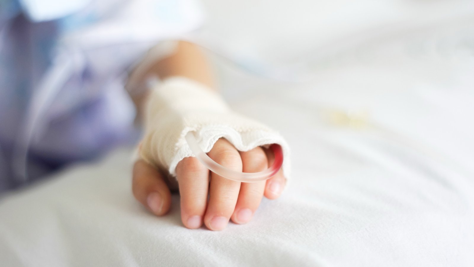 Niño de dos años lucha por su vida tras recibir un disparo en la cabeza