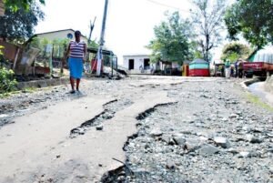 Vecinos de La Mina exigen soluciones tras 28 años de promesas