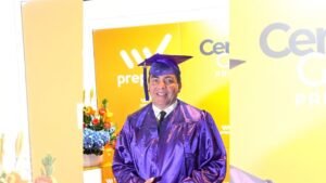 Cristian Castro sorprende al graduarse de bachillerato a los 51 años y ya piensa en la universidad