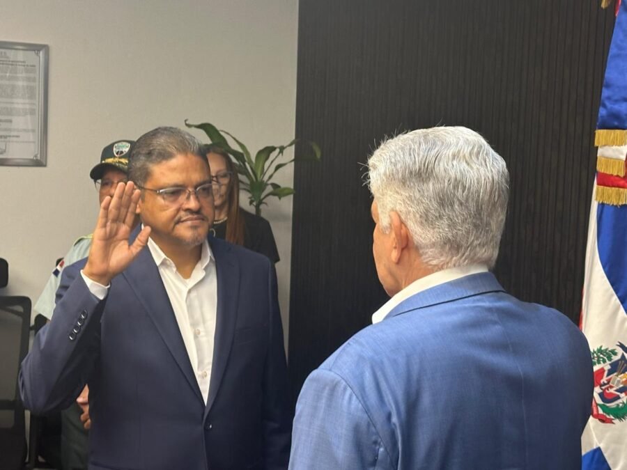 Eduardo Estrella juramenta a Juan Manuel Méndez como nuevo director del Intrant