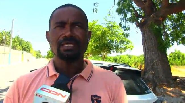 Maestro constructor denuncia supuesto pago semanal a dos militares en Azua