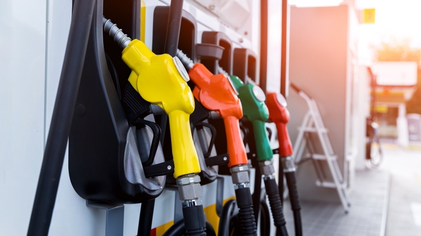 Gasolina premium y gasoil óptimo subirán hasta RD$12 por galón desde este sábado